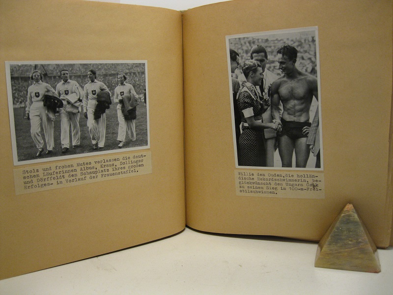 Berlin 1936. Raccolta di riproduzioni fotografiche corredate da didascalie in tedesco delle Olimpiadi di Berlino del 1936
